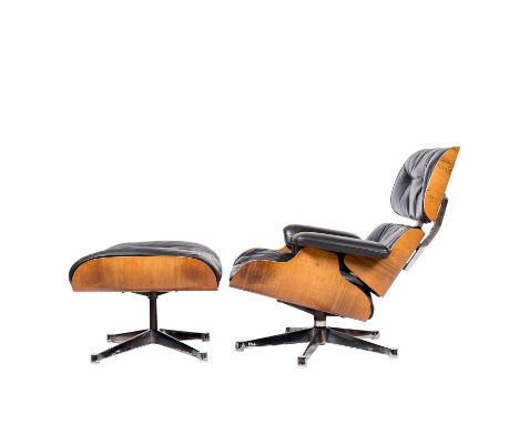 RAY &amp; CHARLES EAMES "Lounge Chair mit Ottoman" Entwurf: 1957, geformtes Schichtholz mit Nussbaumfurnier, Aluminiumgussfuß