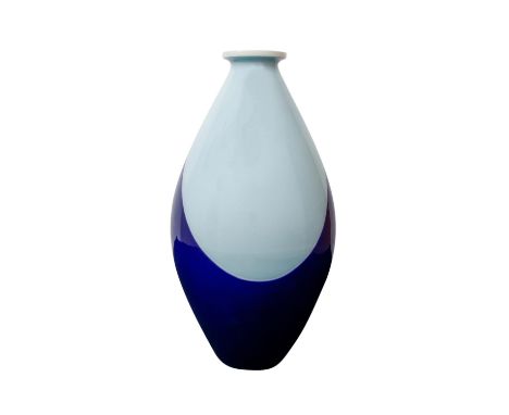 KPM Vase, um 1950. Weißporzellan mit kobaltblauer und hellblauer Staffage, Vase in Kolbenform, Entwurf von Trude Petri (1906-