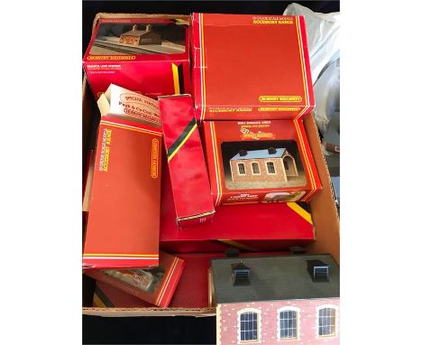 A selection of Hornby buildings etc.