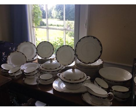 Minton Versailles H5285 pattern dinner wares comprising 20 dinner plates (10 5/8”), 6 plates (9”), 12 plates (7”), 6 rimmed b