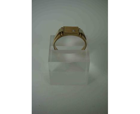 9ct Gold Gents Ring, Set with a small Diamond stone, Stamped 375, Ring size Z + 3, 5.8 grams