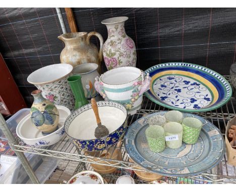 AN ASSORTMENT OF CERAMIC ITEMS TO INCLUDE VASES, BOWLS AND A JUG ETC 