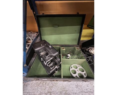 A VINTAGE DITMAR 8 - 9.5 DUO CINE PROJECTOR IN A CASE 