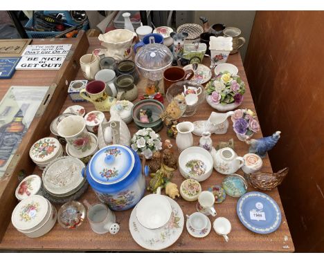 AN ASSORTMENT OF CERAMIC ITEMS TO INCLUDE TRINKET DISHES, JUGS AND MUGS ETC 