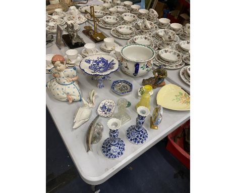 A COLLECTION OF CERAMIC AND CHINA ITEMS TO INCLUDE COLCLOUGH TRIOS, TWEMLOW WARE FISHES, IRONSTONE CAKE STAND, CANDLESTICKS, 