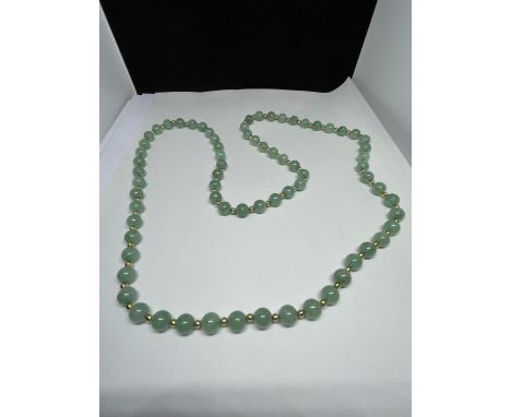 A GREEN JADE NECKLACE 