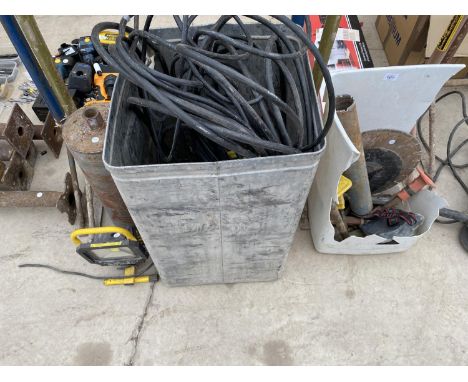 AN ASSORTMENT OF ITEMS TO INCLUDE CHISELS, A GRUNDYBIN, ELECTRIC CABLE AND A WORK LIGHT ETC 