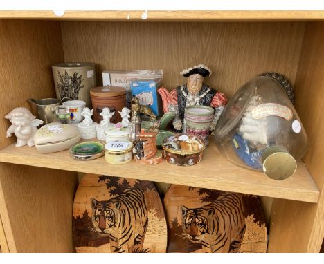 AN ASSORTMENT OF CERAMIC ITEMS TO INCLUDE TRINKET BOXES, A SHIP IN A BOTTLE AND A DECORATIVE TEAPOT ETC 