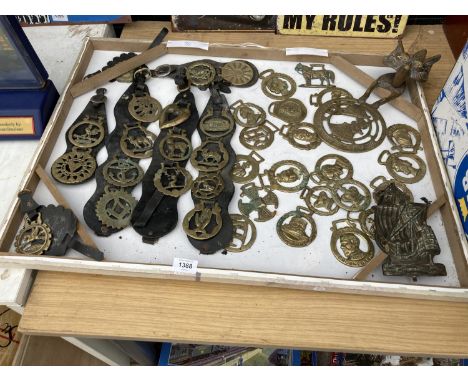 A LARGE ASSORTMENT OF HORSE BRASSES, SOME WITH MARTINGALES AND A BRASS FOX DOOR KNOCKER ETC 