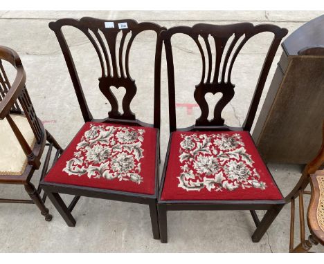 A PAIR OF CHIPPENDALE STYLE DINING CHAIRS 