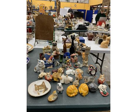 A LARGE QUANTITY OF CERAMIC AND RESIN CAT FIGURES TO INCLUDE LEONARDO, REGENCY FINE ARTS, PETER FAGIN, ETC 