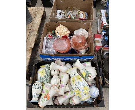 A LARGE ASSORTMENT OF GLASS AND CERAMIC ITEMS TO INCLUDE VASES, MUGS AND PLATES ETC 