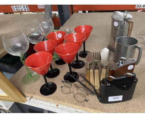 A QUANTITY OF ITEMS TO INCLUDE HIP FLASKS, PEWTER TANKARDS, VINTAGE SPECTACLES, GLASSES, ETC 