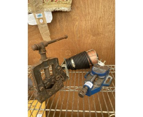 A RECORD 413 ENGINEERS VICE, A VINTAGE PIPE VICE AND A WORK LIGHT 