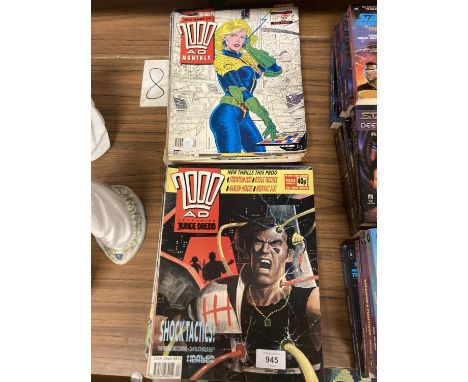 A QUANTITY OF VINTAGE JUDGE DREDD 2000 COMICS 