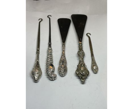FIVE HALLMARKED SILVER HANDLED ITEMS TO INCLUDE BUTTON HOOKS AND SHOE HORNS 