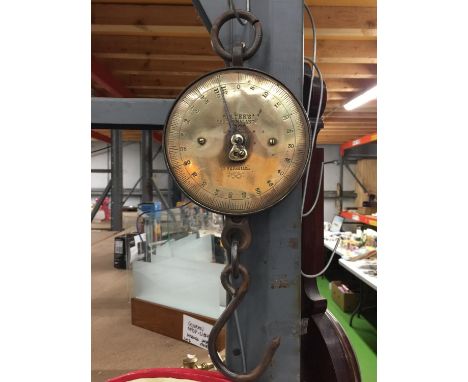 A VINTAGE BRASS SALTERS SPRING BALANCE SCALE TO WEIGH 112 lb 