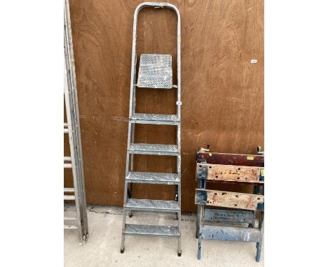 AN ALUMINIUM FIVE RUNG STEP LADDER 