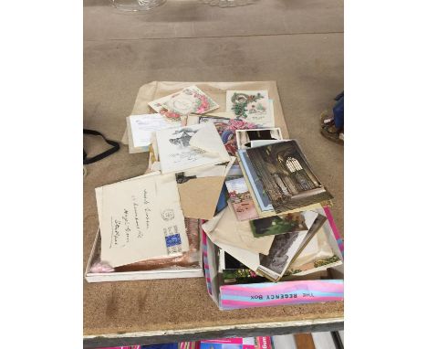A QUANTITY OF EPHEMERA INCLUDING VINTAGE PHOTOGRAPHS, GREETING CARDS, ETC 