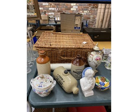 A LARGE WICKER HAMPER CONTAINING AN AMOUNT OF CERAMICS TO INCLUDE STONEWARE BOTTLES, VINTAGE ROLLING PIN, BOWLS, ETC 