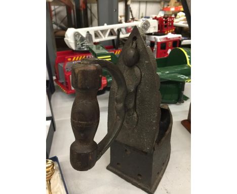 A VINTAGE CAST IRON FLAT IRON ON BASE 