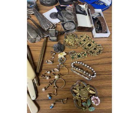 A QUANTITY OF COLLECTABLES INCLUDING VINTAGE FLATWARE, EARRINGS, WATCHES, COINS, PENS, ETC 