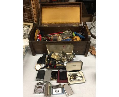 A MAHOGANY BOX CONTAINING A VARIETY OF COLLECTABLE ITEMS, A QUANTITY OF WATCHES TO INCLUDE AVIA, TIMEX, ETC AND CIGARETTE LIG