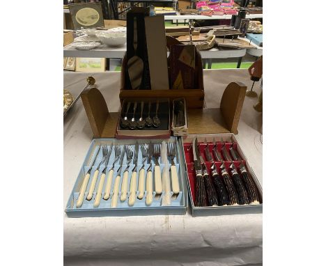 A QUANTITY OF BOXED FLATWARE TO INCLUDE KNIVES, FORKS, SPOONS, ETC PLUS A LETTER RACK AND A WOODEN SHELF 