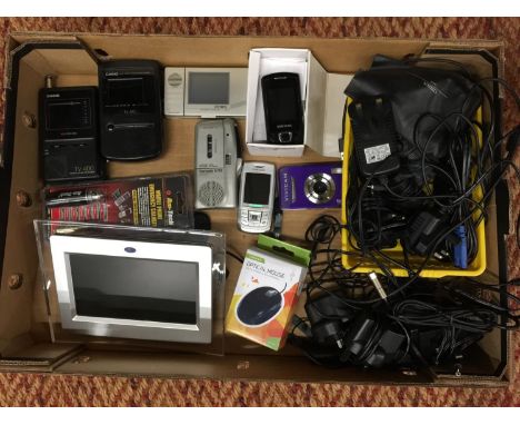 AN ASSORTMENT ELECTRICALS TO INCLUDE VINTAGE POCKET TV'S, A MICRO CASSETTE RECORDER, MOBILE PHONES, CAMERA, CHARGERS, DIGITAL
