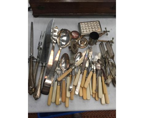 A QUANTITY OF SILVER PLATED FLATWARE TO INCLUDE KNIVES, FORKS, SPOONS, ETC 
