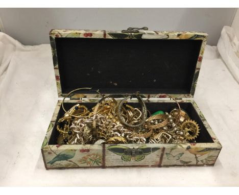 A QUANTITY OF YELLOW METAL COSTUME JEWELLERY IN A VINTAGE BOX 