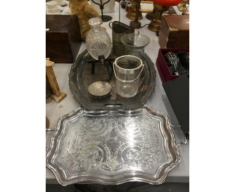 A QUANTITY OF SILVER PLATED AND GLASS ITEMS TO INCLUDE A LARGE AND SMALLER TRAY, GLASS DRINKS BARREL ON WOODEN STAND, ICE BUC