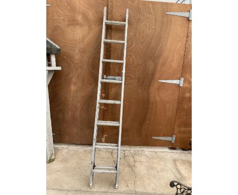 A TWO SECTION EXTENDING ALUMINIUM LADDER (8 RUNGS PER SECTION) 