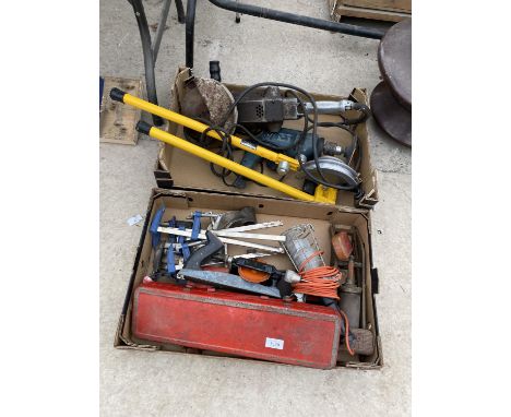 A COLLECTION OF TOOLS TO INCLUDE SMALL SASH CLAMPS, A GRINDER AND A DRILL ETC 