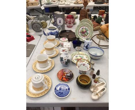 A COLLECTION OF CERAMICS AND CHINA TO INCLUDE CUPS AND SAUCERS, PLATES, COTTAGES, THIMBLES, ETC 