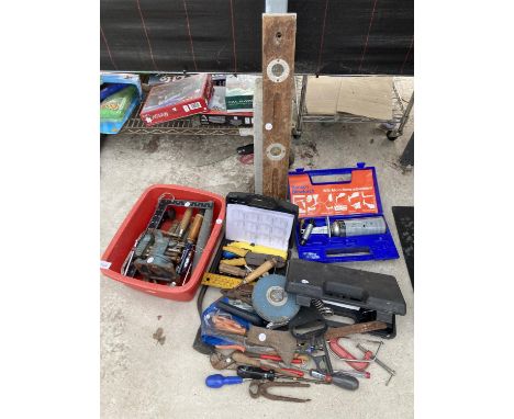 A RONSON BLOW TORCH, VICE,  SCREWDRIVERS AND MISCELLANEOUS TOOLS 