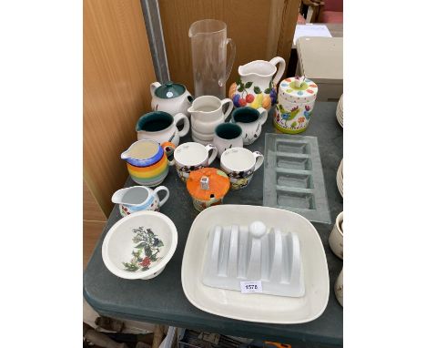 AN ASSORTMENT OF ITEMS TO INCLUDE A GLASS JUG, CERAMIC JUGS AND A TEAPOT ETC 