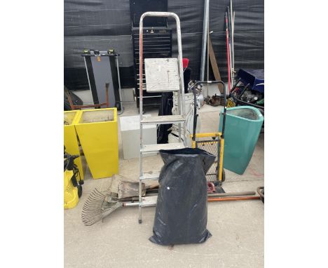 A COLLECTION OF GARDEN TOOLS TO INCLUDE STEP LADDER, SACK TRUCK, RAKES ETC 