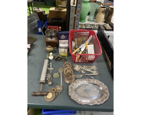 A QUANTITY OF ITEMS TO INCLUDE VINTAGE FLATWARE, COFFEE GRINDER, VINTAGE SPRAYER, LETTER OPENERS, ETC 