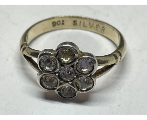 A MARKED 9 CARAT GOLD AND SILVER RING WITH SEVEN CLEAR STONES DEPICTING A FLOWER DESIGN SIZE K IN A PRESENTATION BOX 