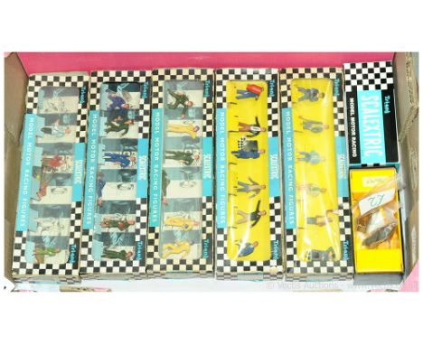 Scalextric a boxed group to accessories including F304 Mechanics and Drivers, Spectators, Vendors and similar. Conditions gen