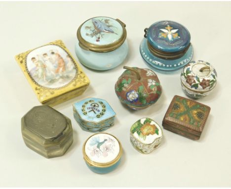 BOXES. Various boxes in ceramic, glass, enamel, cloisonne, horn &amp; brass.