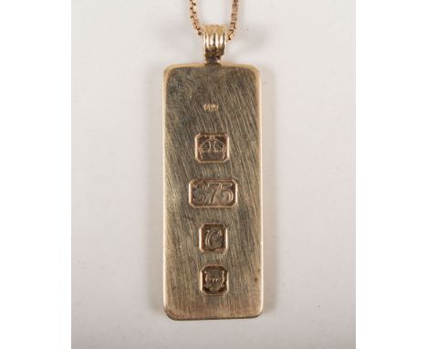 9 carat yellow gold half ounce ingot and chain, ingot hallmarked London 1977, 40mm x 15mm, on a box link chain 60cm long. Tot