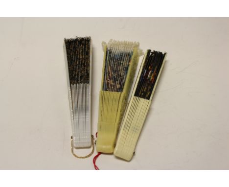 A box of vintage fans to include lace, paper, hand painted (17)