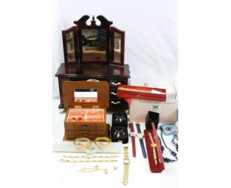 Jewellery Box containing Nine Rings (2 silver mounted Amber, Opal, 2 Garnet and others) some Gold plus a Silver Bracelet and 