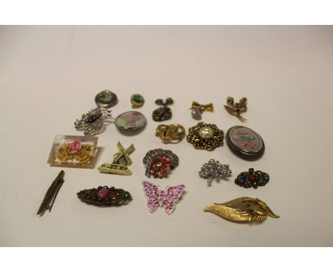 Assorted vintage brooches to include reverse painted floral circa 1950s persex brooch, two embroidered oval brooches, early 2