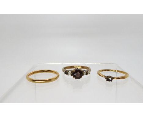 An 18ct gold wedding ring size O1/2, a further 18ct ring shank, weight together 4gms, together with a 9ct gold garnet and pea