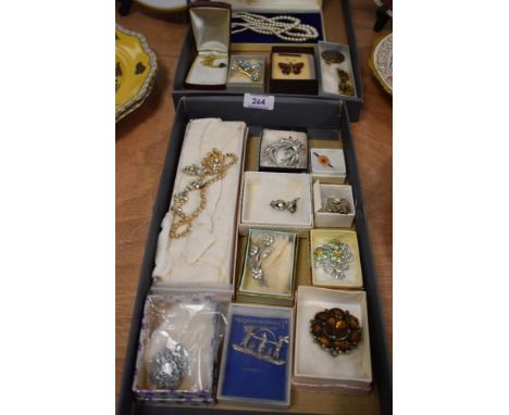 A selection of costume jewellery including a selection of brooches, necklace and simulated pearls