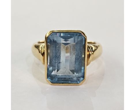 18ct gold and blue topaz ring set with rectangular topaz, finger size N1/2    Condition Report There are minor surface scratc