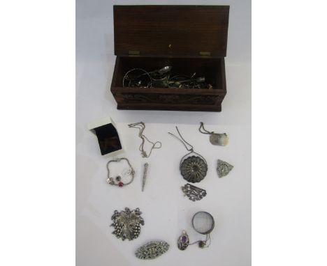 Quantity of silver and costume jewellery items, silver-coloured metal items, Pandora-type bracelet&nbsp;in carved wooden box&